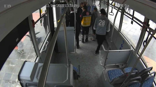 Trafik kazasını görüp bayılan kadını, otobüs şoförü hastaneye yetiştirdi