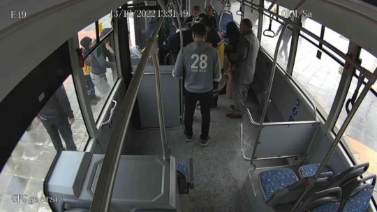 Trafik kazasını görüp bayılan kadını, otobüs şoförü hastaneye yetiştirdi