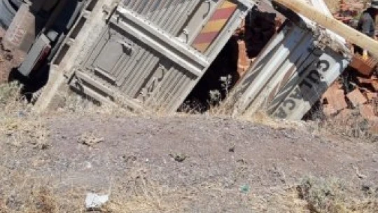 Tuğla yüklü kamyon devrildi: 1 yaralı