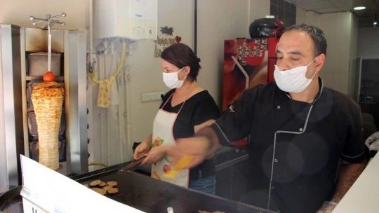 Türkmen gelin, Elazığ'da döner kesip köfte yapıyor