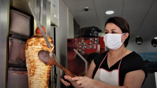 Türkmen gelin, Elazığ'da döner kesip köfte yapıyor