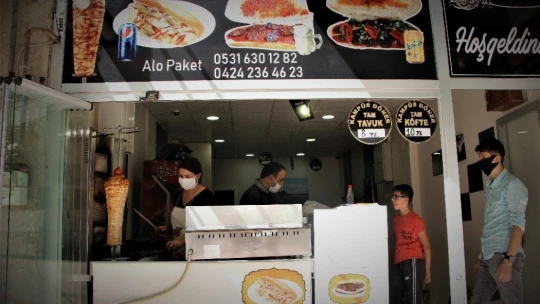 Türkmen gelin, Elazığ'da döner kesip köfte yapıyor