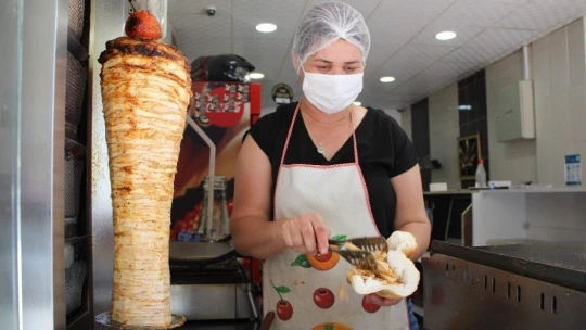 Türkmen gelin, Elazığ'da döner kesip köfte yapıyor