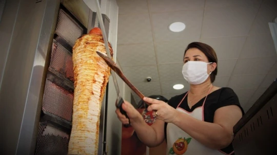 Türkmen gelin, Elazığ'da döner kesip köfte yapıyor