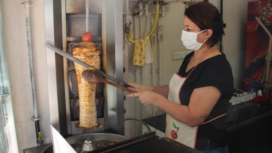 Türkmen gelin, Elazığ'da döner kesip köfte yapıyor