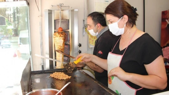 Türkmen gelin, Elazığ'da döner kesip köfte yapıyor