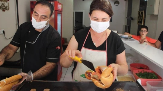 Türkmen gelin, Elazığ'da döner kesip köfte yapıyor