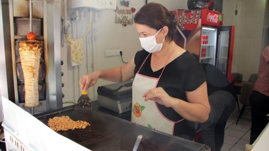 Türkmen gelin, Elazığ'da döner kesip köfte yapıyor