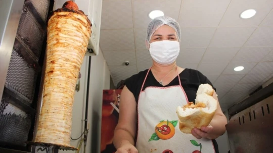 Türkmen gelin, Elazığ'da döner kesip köfte yapıyor