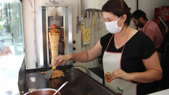 Türkmen gelin, Elazığ'da döner kesip köfte yapıyor
