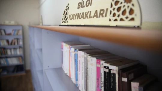 Üç makineye bağlı tek parmağı ile 3 kitap çıkaran Nurçin adına kütüphane açıldı