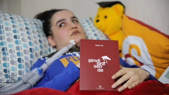 Üç makineye bağlı yaşayan Nurçin, tek parmağı ile 3'üncü kitabını çıkardı