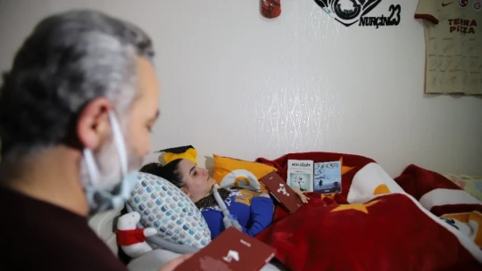 Üç makineye bağlı yaşayan Nurçin, tek parmağı ile 3'üncü kitabını çıkardı
