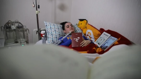 Üç makineye bağlı yaşayan Nurçin, tek parmağı ile 3'üncü kitabını çıkardı