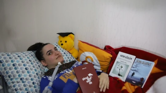 Üç makineye bağlı yaşayan Nurçin, tek parmağı ile 3'üncü kitabını çıkardı