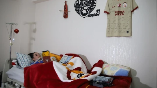 Üç makineye bağlı yaşayan Nurçin, tek parmağı ile 3'üncü kitabını çıkardı