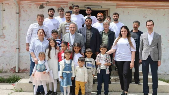 Üniversite öğrencileri köy okulunu onarıp boyadı