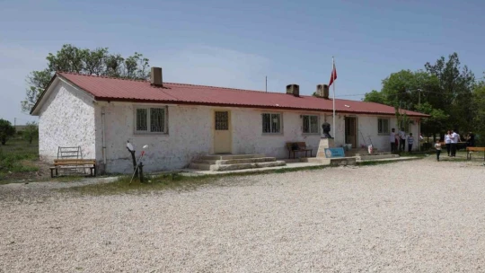 Üniversite öğrencileri köy okulunu onarıp boyadı