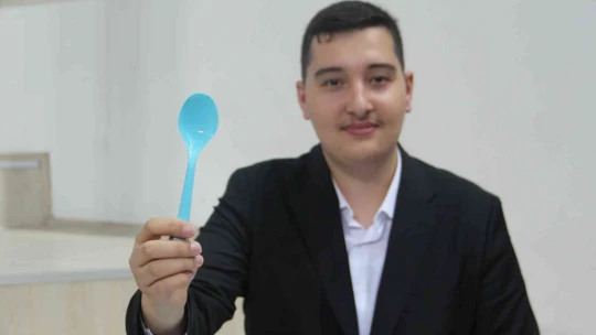 Üniversite öğrencisi doğada çözünerek bitkiye dönüşen plastik üretti