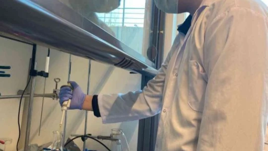 Üniversite öğrencisi doğada çözünerek bitkiye dönüşen plastik üretti