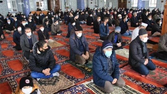 Vaka sayısı yüzde 70 düşen Elazığ'da vatandaşlar Cuma namazı için dışarı çıktı
