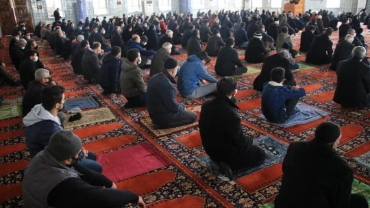 Vaka sayısı yüzde 70 düşen Elazığ'da vatandaşlar Cuma namazı için dışarı çıktı