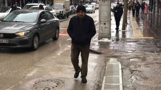 Vaka yoğunluğu en çok artan 10 il arasına giren Elazığ'da vatandaşlar, kuralların ve aşının önemine dikkat çekti