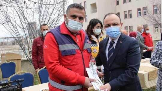 Vali Erkaya Yırık, 'Sizlerin vefakarlığı olmasaydı tablomuz daha ağır olabilirdi'