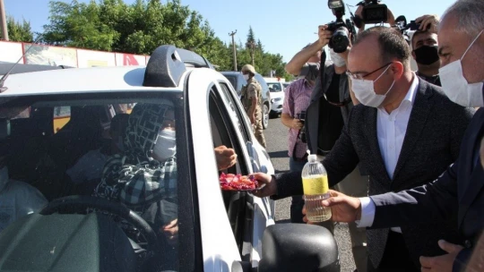 Vali Yırık'tan sürücülere şeker, kolonya