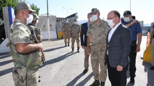 Vali Yırık'tan sürücülere şeker, kolonya