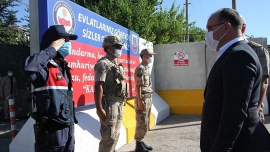 Vali Yırık'tan sürücülere şeker, kolonya