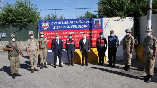 Vali Yırık'tan sürücülere şeker, kolonya