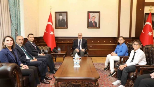 Valilik koltuğuna oturdu, ' Mahallere kütüphaneler kuracağım'