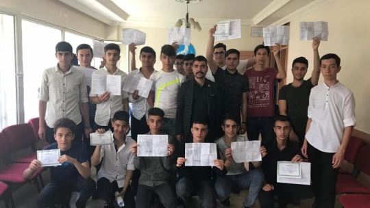 Başkan Ayhan Yılmaz Gençlerin Karne Heyecanına Ortak Oldu
