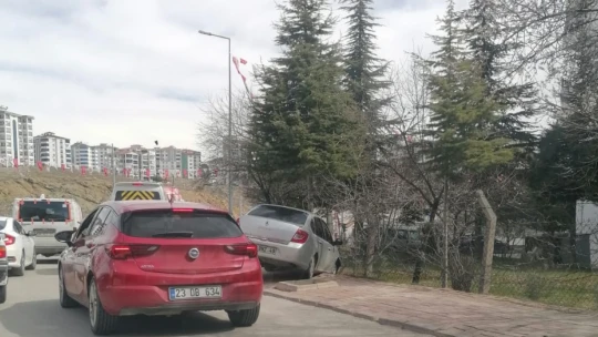 Araç Kontrolden Çıkarak Sitenin Bahçesine Daldı