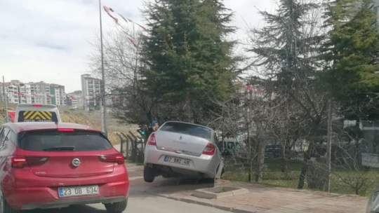 Araç Kontrolden Çıkarak Sitenin Bahçesine Daldı
