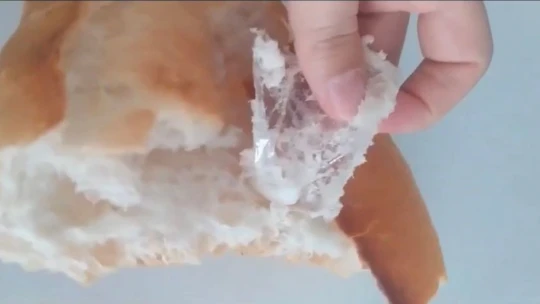 Yemek için aldıkları ekmeğin içerisinde poşet çıktı, neye uğradığını şaşırdı