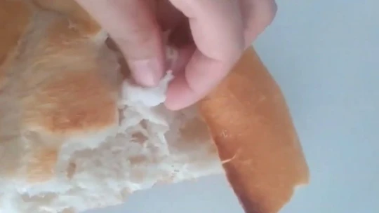 Yemek için aldıkları ekmeğin içerisinde poşet çıktı, neye uğradığını şaşırdı