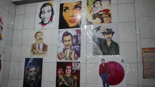 Yeşilçam oyuncularının unutulmaması için iş yerinin duvarlarını posterleriyle doldurdu
