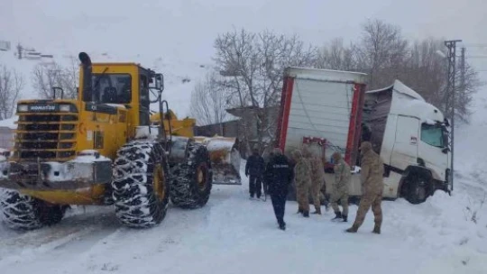 Yolda kalan tırın yardımına ekipler yetişti