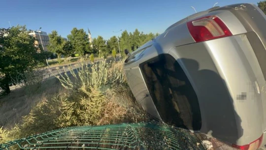 Yoldan çıkıp takla attı, sürücünün burnu bile kanamadı