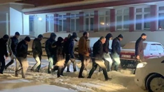 Yollarda mahsur kalan 417 vatandaş yurt ve otellere yerleştirildi