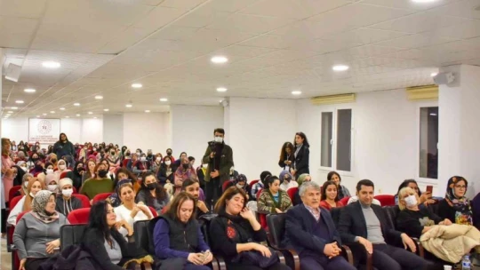 Yönetmenler ve oyuncular yurtlarda kalan öğrencilerle buluştu