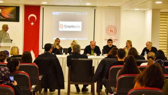 Yönetmenler ve oyuncular yurtlarda kalan öğrencilerle buluştu