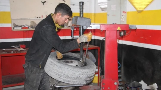 Zorunlu kış lastiği uygulaması öncesi oto lastikçilerde yoğunluk