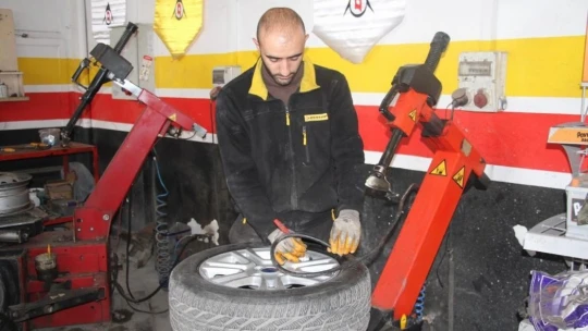 Zorunlu kış lastiği uygulaması öncesi oto lastikçilerde yoğunluk