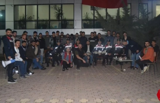 'Olay var' ihbarıyla yurda giden polislere üniversiteli gençlerden sürpriz kutlama