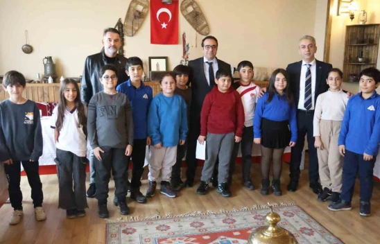 10 yaşındaki öğrenci seçim vaadini gerçekleştirdi: Elazığspor yönetimi öğrencilerle bir araya geldi