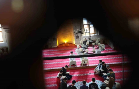 Elazığ'ın 562 Yıllık Camisinde Mukabele Geleneği Devam Ediyor