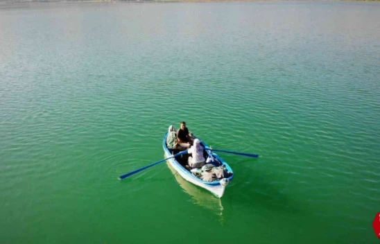 Sivrice'de 33 Yıllık Eşiyle 15 Yıldır Sırt Sırta Vererek Balık Avına Çıkıyor